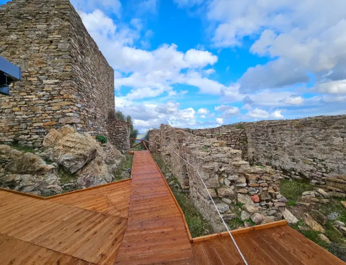 Castello Orguglioso o di Sassai, Italy
